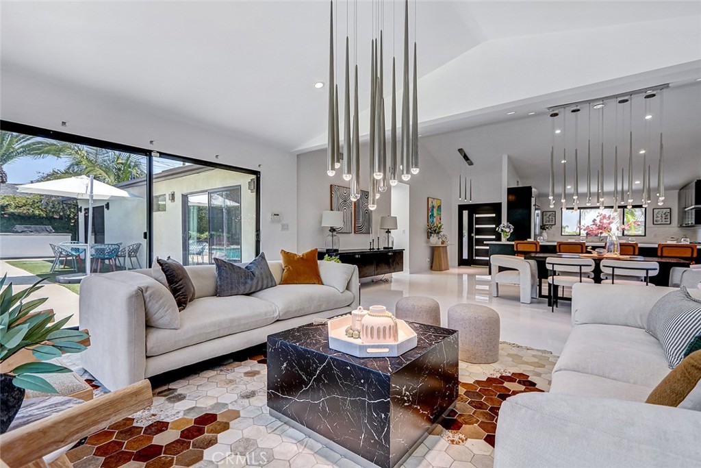 https://media.crmls.org/medias/d95f4622-0c8d-4453-b78e-763b6da8cd25.jpg?preset=X-Large