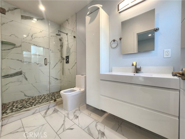 Detail Gallery Image 27 of 29 For 6848 Encino, Encino,  CA 91406 - 3 Beds | 3 Baths