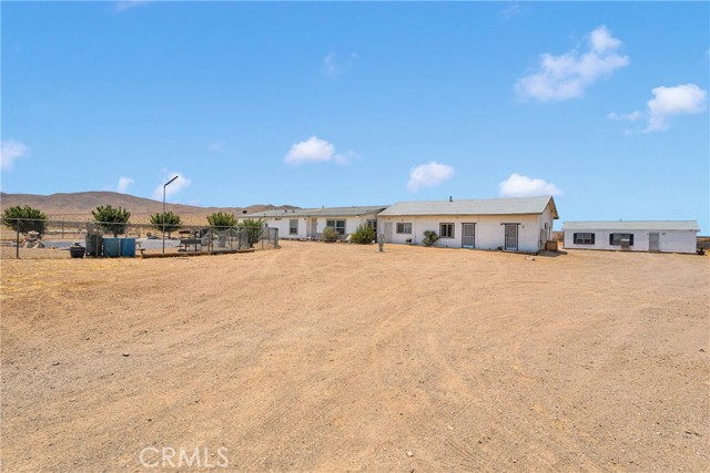 27320 Rodeo Road, Helendale CA: https://media.crmls.org/medias/d96534e6-f645-4d5c-99cc-4a761150c4da.jpg