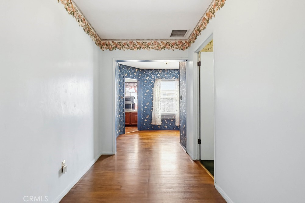 https://media.crmls.org/medias/d96613e8-abab-402a-ac94-8b5a0810362a.jpg?preset=X-Large