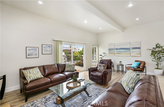 617 Iris Avenue, Corona del Mar CA: https://media.crmls.org/medias/d966b6af-ec2c-4e56-aef4-eb23958a1c39.jpg