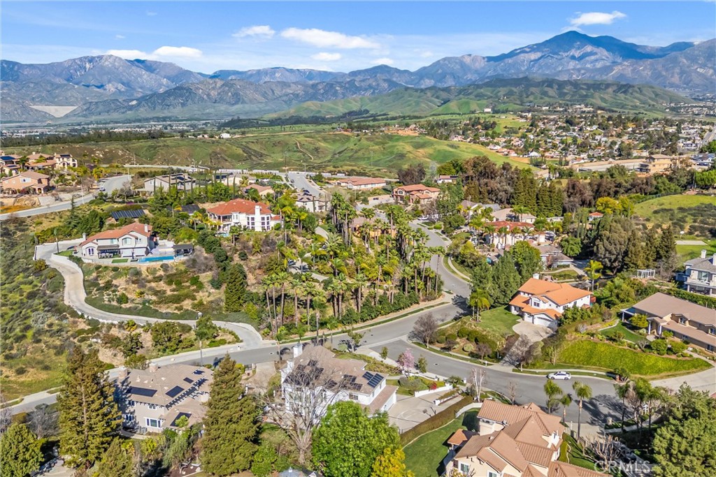 https://media.crmls.org/medias/d9690069-ee7d-4bc0-a750-57b4aef66b2c.jpg?preset=X-Large