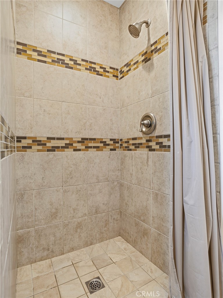 https://media.crmls.org/medias/d96f01cb-7e75-480b-90bf-1bf1332bd14b.jpg?preset=X-Large