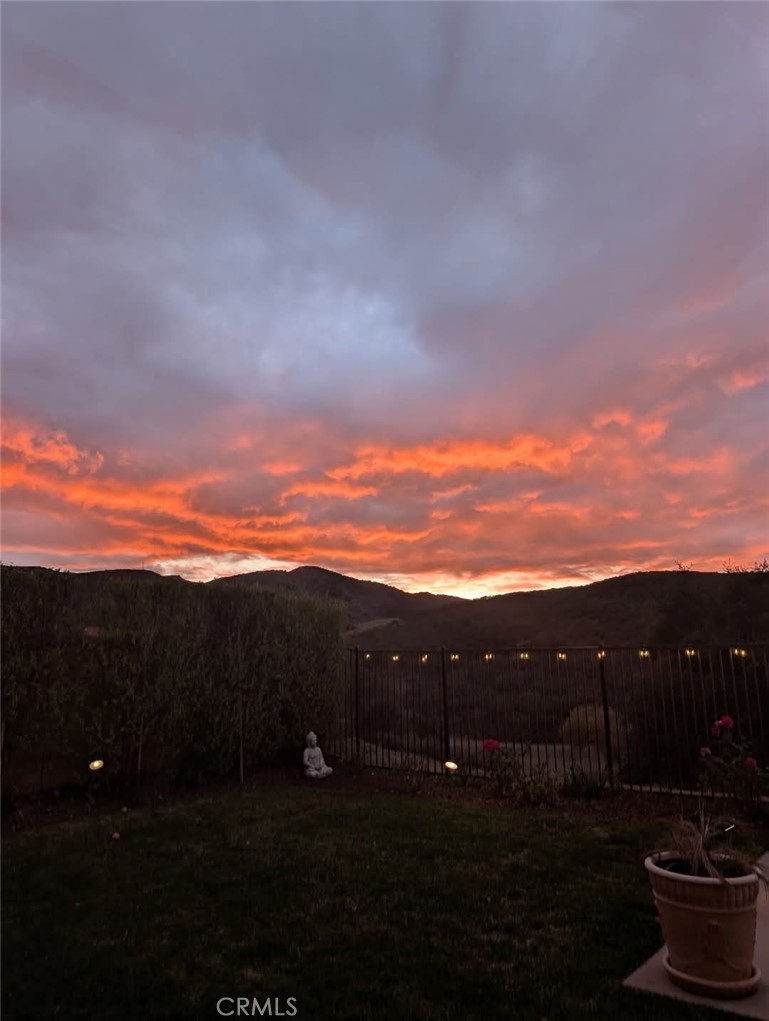 https://media.crmls.org/medias/d96f82a7-1851-4e2a-b6f0-3bd310ffc203.jpg?preset=X-Large