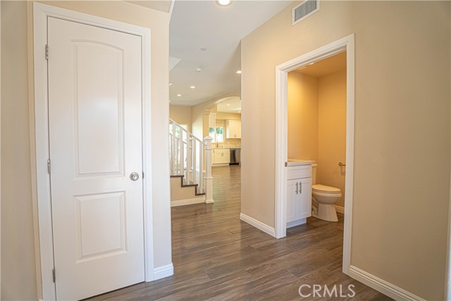 9246 Cedros Avenue, Panorama City CA: https://media.crmls.org/medias/d972bc95-c9ad-4fb0-af00-38fe35e37051.jpg