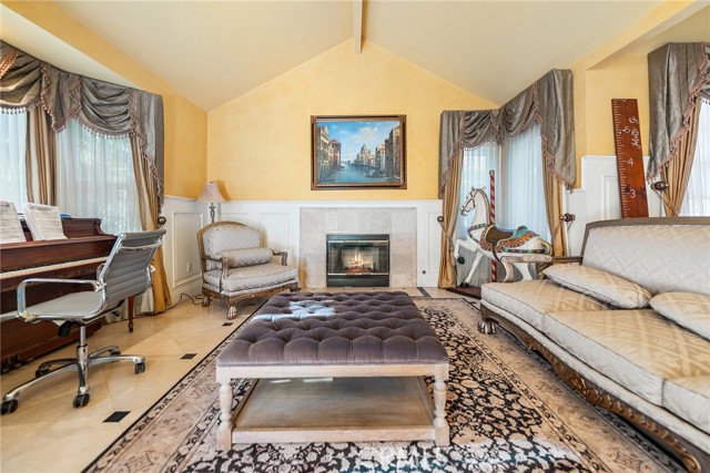 2445 N Santiago Boulevard, Orange CA: https://media.crmls.org/medias/d9765814-3445-4dca-bd09-931caeccfbf9.jpg