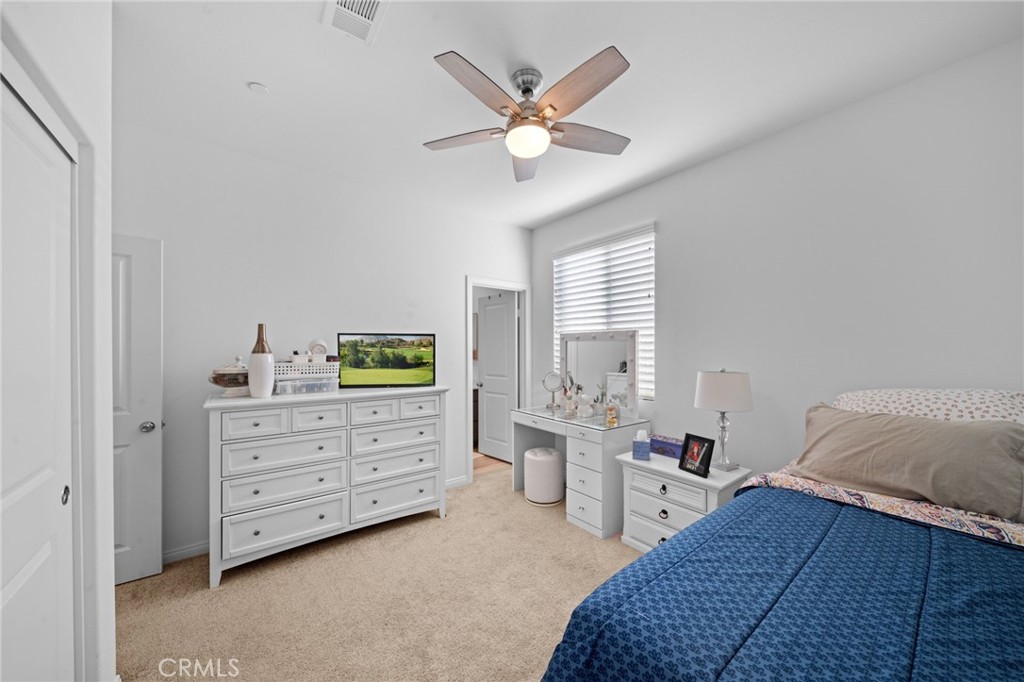 https://media.crmls.org/medias/d976c20e-7bed-490d-988e-4e557c9d5959.jpg?preset=X-Large