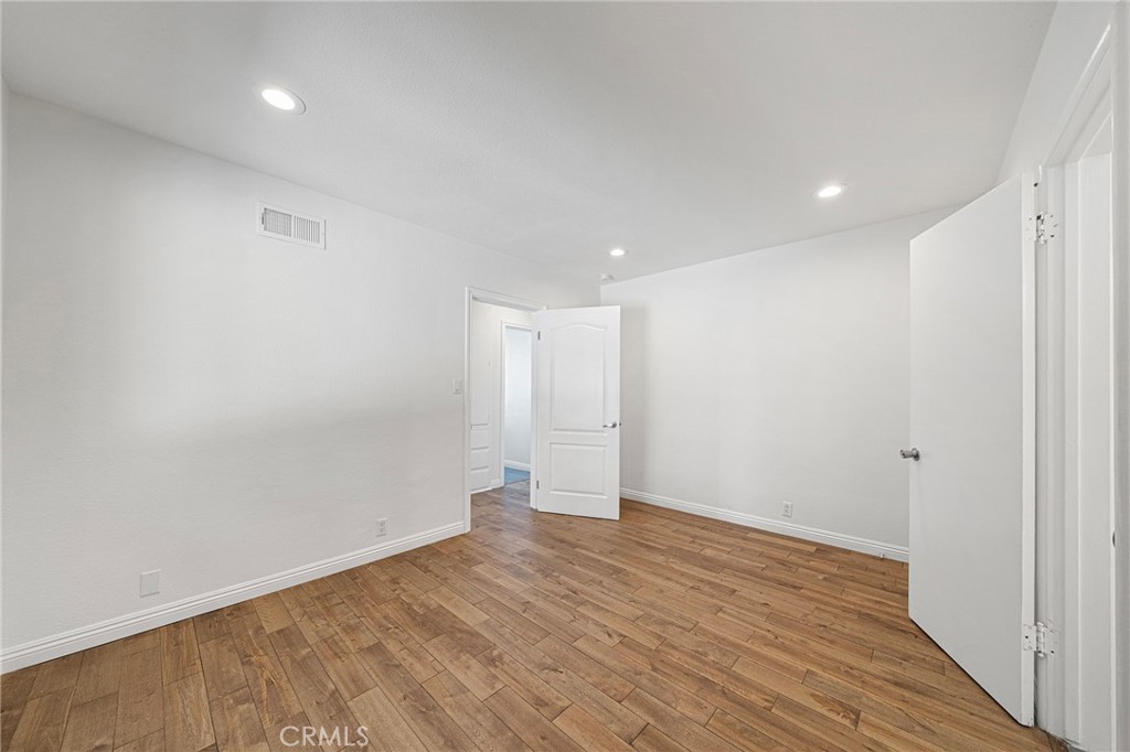 https://media.crmls.org/medias/d9779291-595f-439a-ae9f-3acd9d02a989.jpg?preset=X-Large