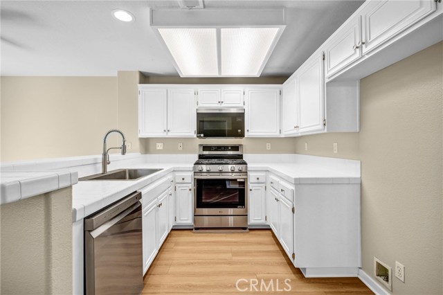 Detail Gallery Image 10 of 26 For 566 Hooper, Simi Valley,  CA 93065 - 3 Beds | 2/1 Baths