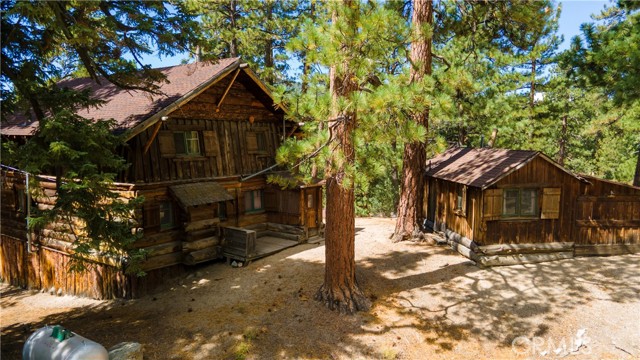 Detail Gallery Image 4 of 47 For 39342 Mohawk Dr, Fawnskin,  CA 92333 - 4 Beds | 2 Baths