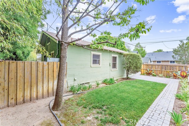 Detail Gallery Image 5 of 21 For 219 N Center St, Orange,  CA 92866 - 2 Beds | 2 Baths