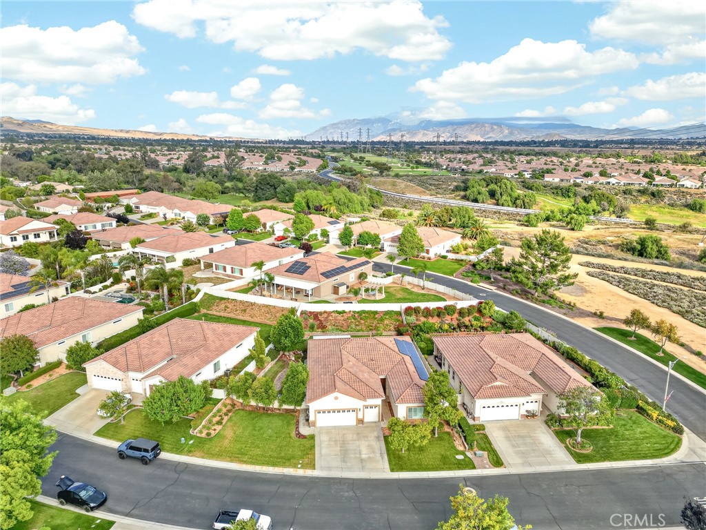 https://media.crmls.org/medias/d982d005-b79f-4e97-915e-a2438a35545c.jpg?preset=X-Large