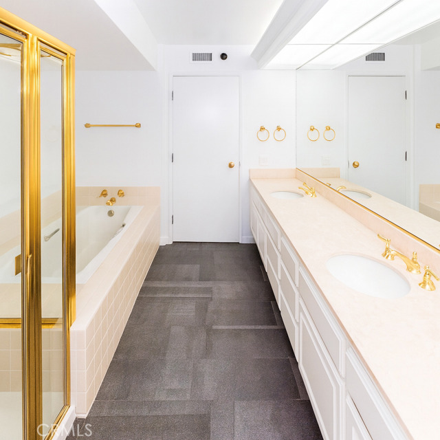 Detail Gallery Image 5 of 9 For 222 Monterey Rd #206,  Glendale,  CA 91206 - 3 Beds | 3 Baths