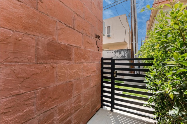 1035 1/2 N Vista Street, West Hollywood CA: https://media.crmls.org/medias/d9872214-7cef-4379-87b3-a1ca2d98dffe.jpg