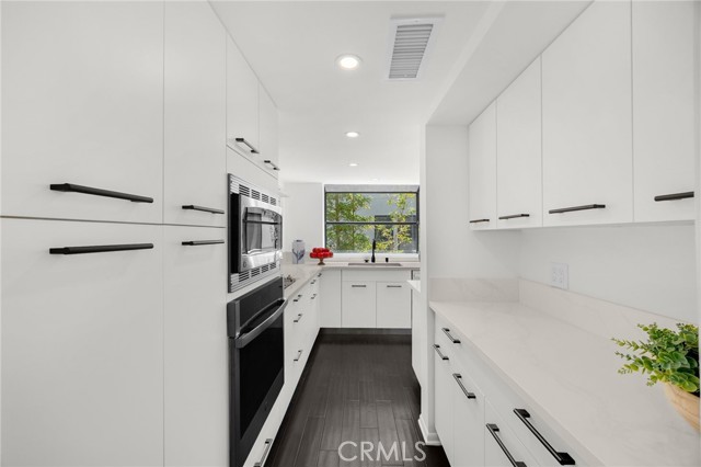 11601 Montana Avenue, Los Angeles CA: https://media.crmls.org/medias/d9875a8d-7231-406c-8c30-e9640cea457f.jpg