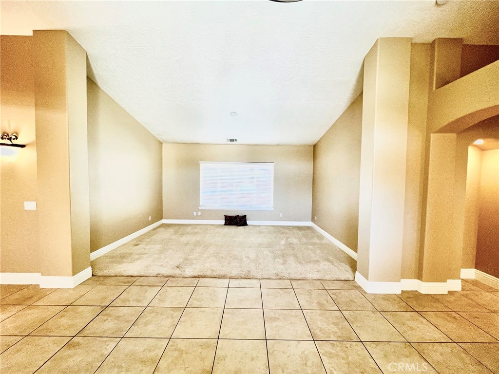 https://media.crmls.org/medias/d9898552-8eb2-45f9-8579-6902fa7e44b9.jpg?preset=X-Large