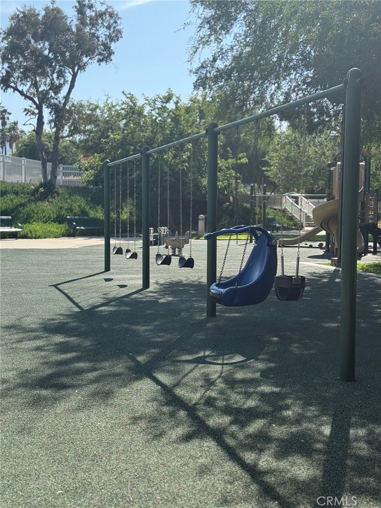 https://media.crmls.org/medias/d98c4d06-63dd-4b96-8675-d9c3f2713717.jpg?preset=X-Large