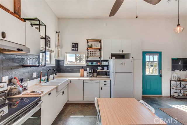 Detail Gallery Image 10 of 28 For 58725 Botkin Rd, Landers,  CA 92285 - 3 Beds | 2 Baths