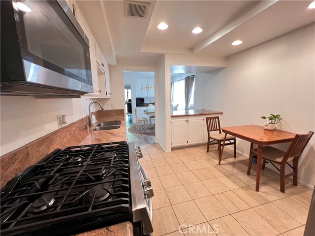 Detail Gallery Image 11 of 35 For 15335 Magnolia #215,  Sherman Oaks,  CA 91403 - 3 Beds | 2 Baths