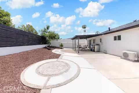 https://media.crmls.org/medias/d99144cf-5399-4006-90c0-a90912df8324.jpg?preset=X-Large