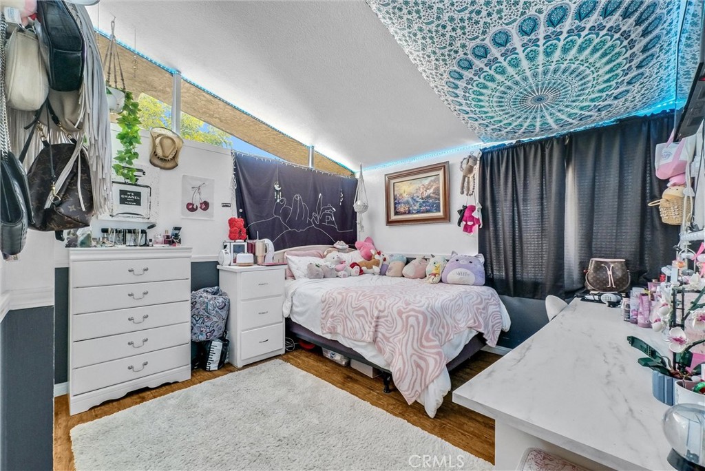 https://media.crmls.org/medias/d992a8ec-e4af-4c18-91a7-040dc384c659.jpg?preset=X-Large