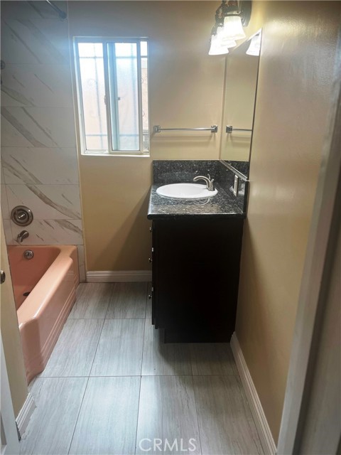 Detail Gallery Image 4 of 11 For 1915 1917 S Orange Dr, Los Angeles,  CA 90016 - – Beds | – Baths