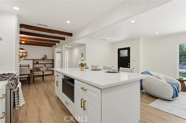 Detail Gallery Image 13 of 51 For 6539 Noble Avenue, Van Nuys,  CA 91411 - 4 Beds | 4 Baths