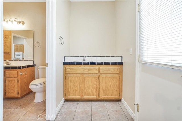 6940 Oak Vista Lane, Oak Hills CA: https://media.crmls.org/medias/d9966e7d-b6d3-4e98-b5aa-ed706aa9f6c3.jpg