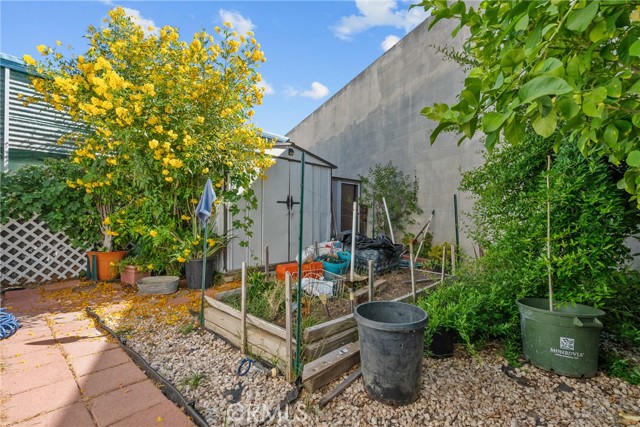 21001 Plummer Street, Chatsworth CA: https://media.crmls.org/medias/d997a28f-ad6b-4ca7-b54b-d2c307a6775a.jpg