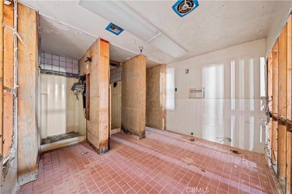 https://media.crmls.org/medias/d998d3b8-9b42-41dd-8a2d-ffc859e5e50a.jpg?preset=X-Large