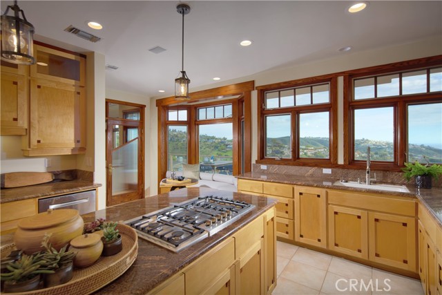 Detail Gallery Image 9 of 28 For 1570 Skyline Dr, Laguna Beach,  CA 92651 - 4 Beds | 2/1 Baths