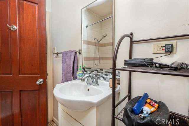 Detail Gallery Image 8 of 31 For 1657 W 67th St #2,  Los Angeles,  CA 90047 - 4 Beds | 2 Baths