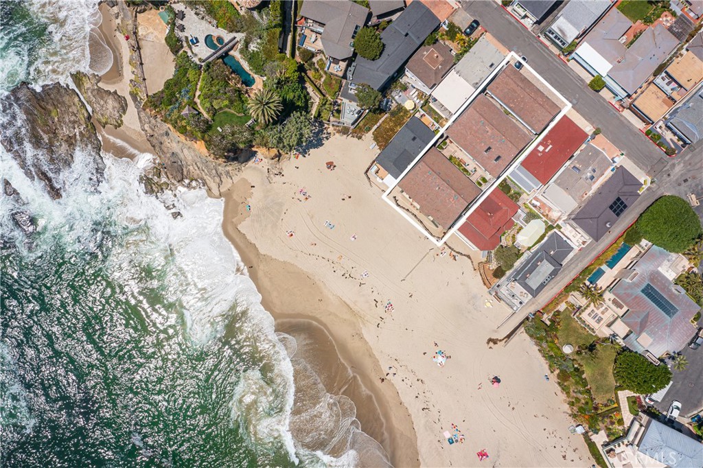 https://media.crmls.org/medias/d99db705-33ec-4574-b912-3d667cfc656d.jpg?preset=X-Large