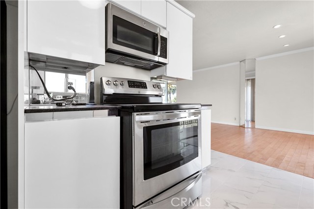 Image 15 of 31 For 532 Rossmore Avenue 411