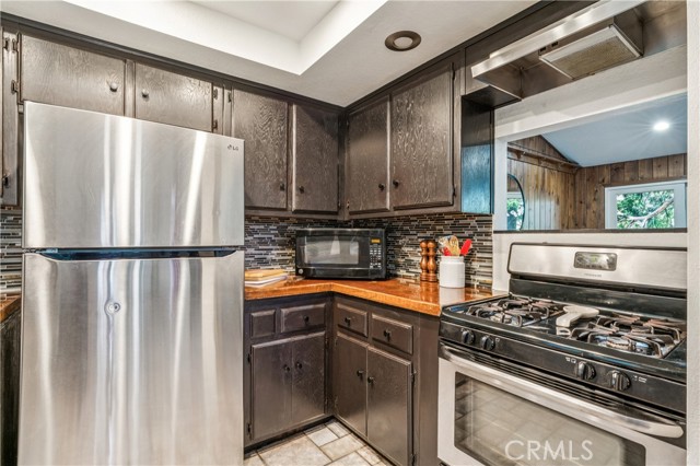 Detail Gallery Image 15 of 46 For 24166 Cresta, Crestline,  CA 92325 - 4 Beds | 3 Baths