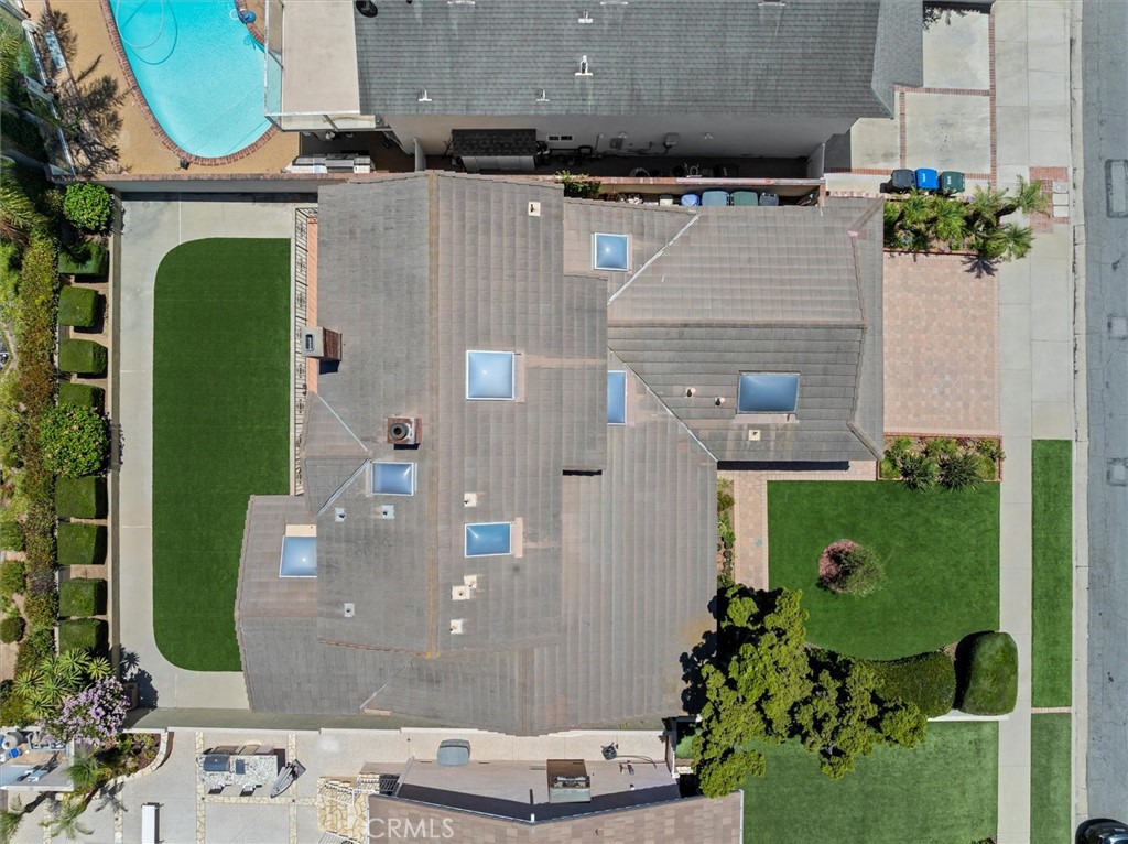 https://media.crmls.org/medias/d9a52669-d897-48df-9b4b-d86a5d722b91.jpg?preset=X-Large