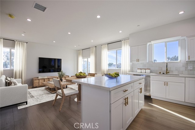 2402 S Cochran Avenue, Los Angeles CA: https://media.crmls.org/medias/d9a682f6-9a73-4984-a978-4c835301da95.jpg
