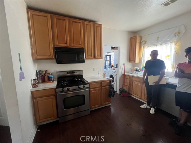 5881 S Broadway, Los Angeles CA: https://media.crmls.org/medias/d9a7bd1d-c9e7-4b4e-bd74-9dce4973a412.jpg