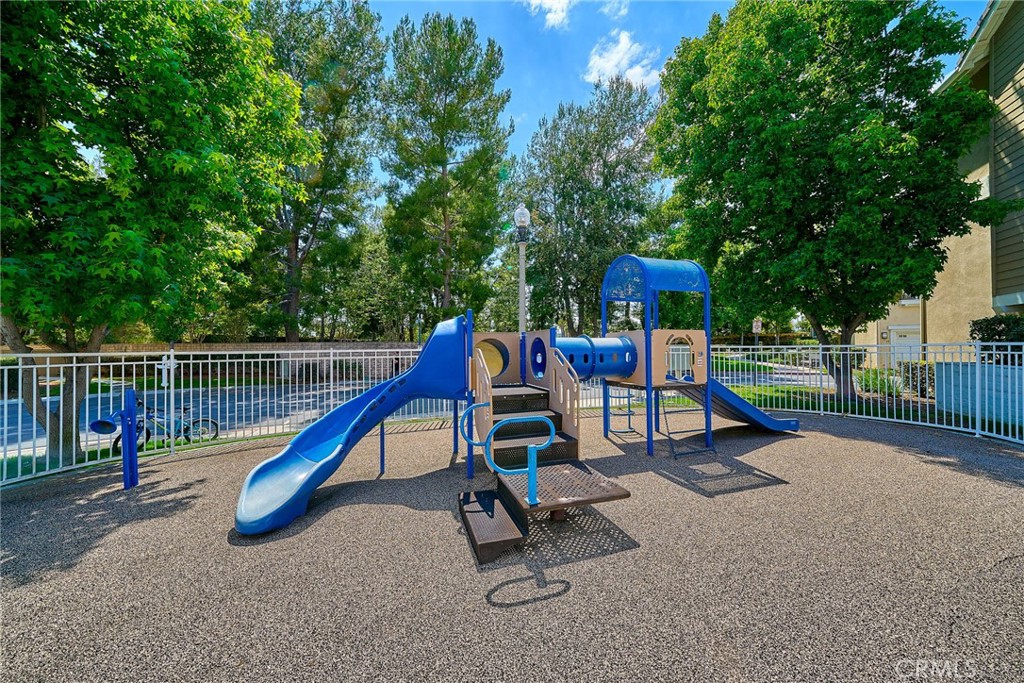 https://media.crmls.org/medias/d9a8f3eb-47dd-42a1-8493-ce6f13eaf3fc.jpg?preset=X-Large