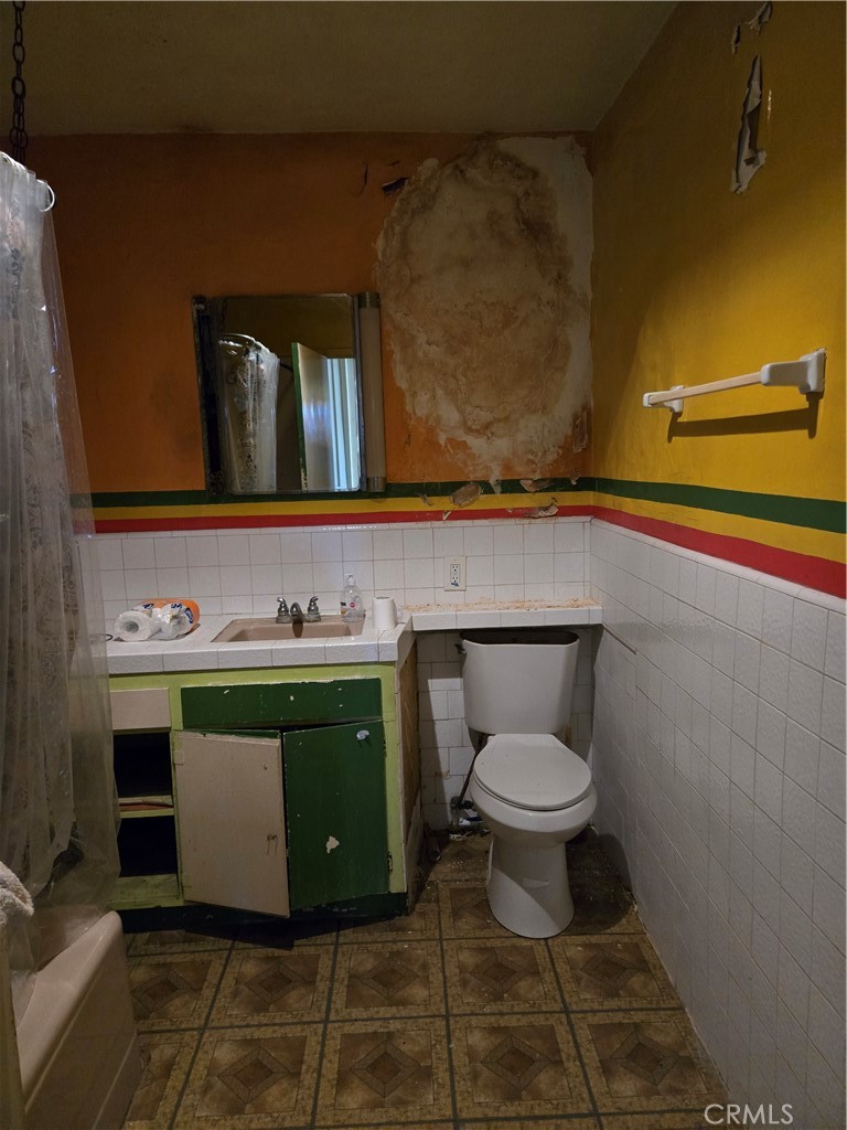 https://media.crmls.org/medias/d9a965e4-59b4-4aae-be1c-b6efd221b976.jpg?preset=X-Large
