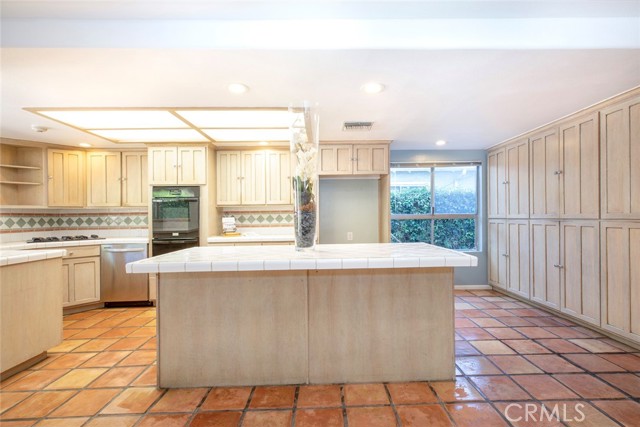 18119 Calvert Street photo 9