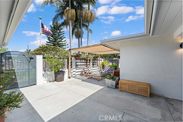 2924 Royal Palm Drive, Costa Mesa CA: https://media.crmls.org/medias/d9af38eb-630f-4a9a-a75e-5aabd4502d1d.jpg