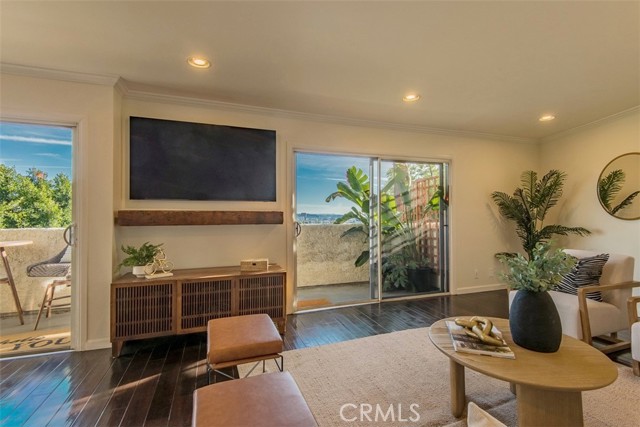 Detail Gallery Image 4 of 36 For 8400 De Longpre Ave #215,  West Hollywood,  CA 90069 - 2 Beds | 2 Baths