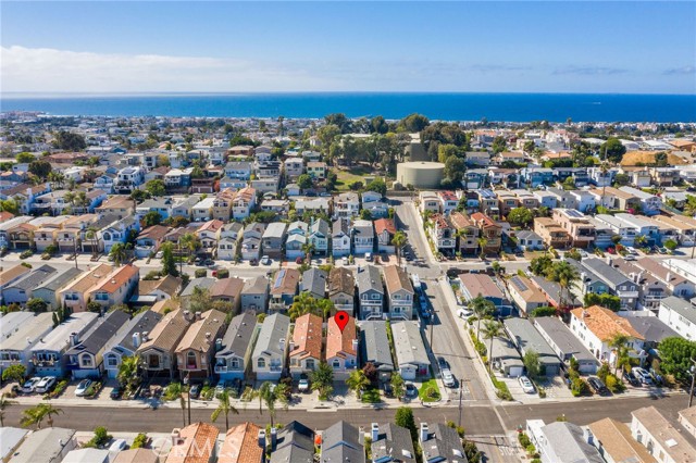 Adjacent to Hermosa Beach offers ideal proximity to shopping, restaurants, and... the beach :)