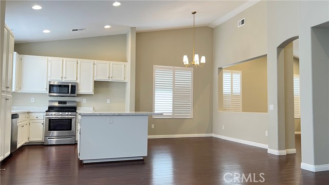 Detail Gallery Image 8 of 21 For 679 Shasta Dr, Corona,  CA 92881 - 3 Beds | 2 Baths