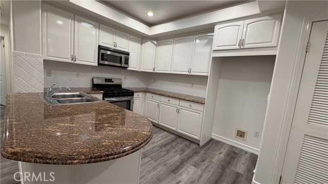 Detail Gallery Image 12 of 32 For 414 E Valencia Ave #111,  Burbank,  CA 91501 - 3 Beds | 3 Baths