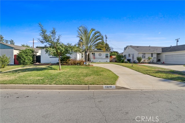 Detail Gallery Image 2 of 7 For 13616 Cornuta Ave, Bellflower,  CA 90706 - 4 Beds | 1/1 Baths