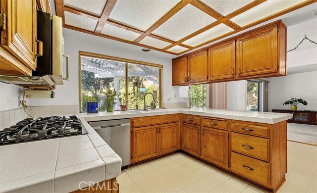 5340 Edgeware Drive, Calabasas CA: https://media.crmls.org/medias/d9b57dbb-f256-4630-b1b9-b8782918b9dd.jpg