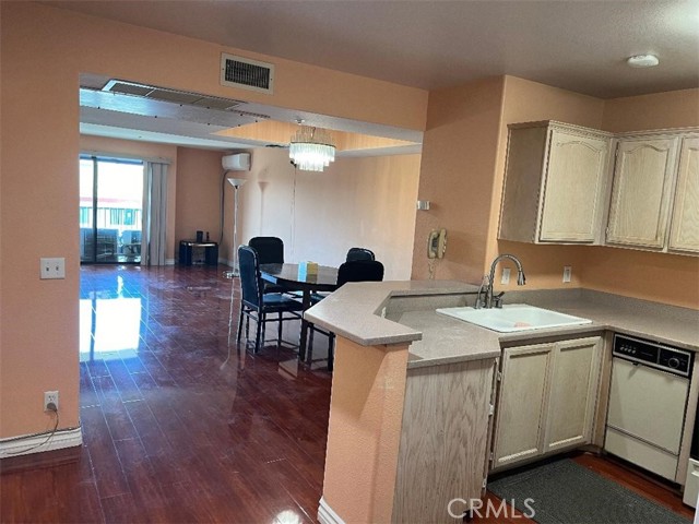 Image 4 of 27 For 321 Orange Avenue 306