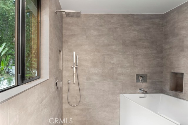 5265 Del Moreno Drive, Woodland Hills CA: https://media.crmls.org/medias/d9b72ed6-350f-4ff3-ae04-1c45f20408cc.jpg